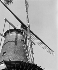 855728 Gezicht op het bovenste deel van de molen Rijn en Zon aan de Adelaarstraat te Utrecht, tijdens de restauratie.